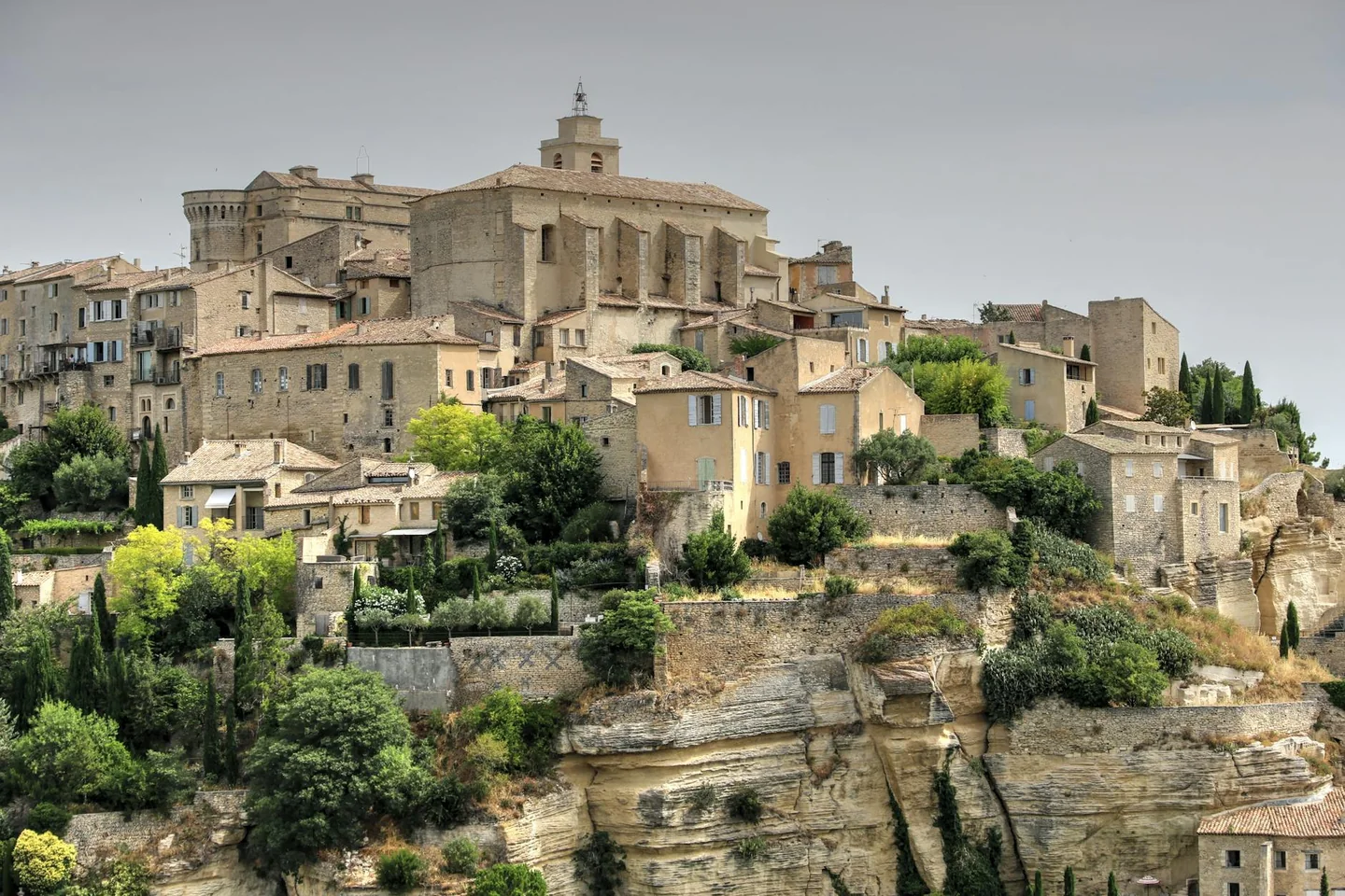 Vista de un hilltop stone village en Castellabate, ideal para ilustrar dove hanno girato benvenuti al sud.