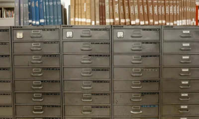 Archivo doméstico con carpetas y papeles para ilustrar el artículo quali sono le bollette da conservare per 10 anni