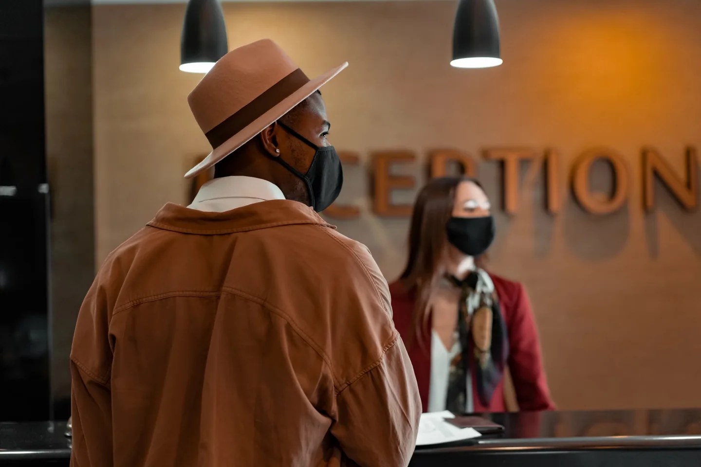 Recepción de hotel relacionada con si può annullare una prenotazione in hotel