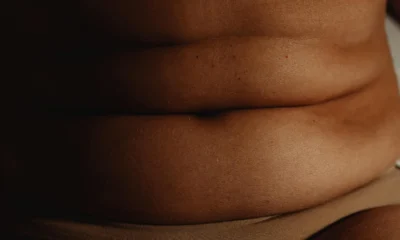 Ilustración de anatomía del abdomen humano para explicar dove si trova il pancreas a destra o a sinistra y su relación con los órganos vecinos.