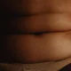 Ilustración de anatomía del abdomen humano para explicar dove si trova il pancreas a destra o a sinistra y su relación con los órganos vecinos.
