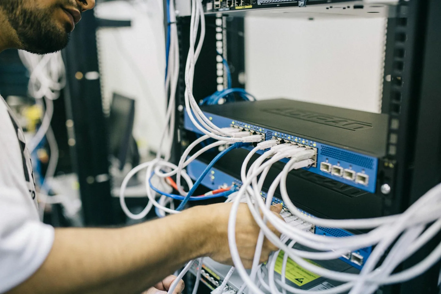 chi è l'amministratore di sistema en una sala de servidores revisando equipos de red