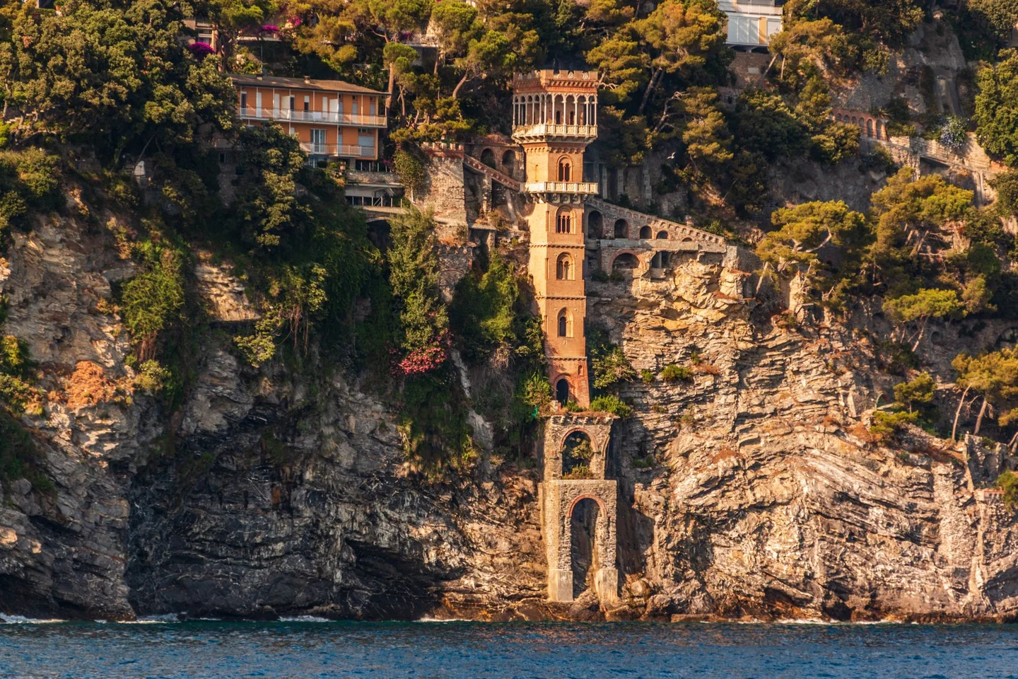 Vista de una torre costera italiana relacionada con perche si chiama torre dell'orso, ideal para ilustrar el origen del nombre.