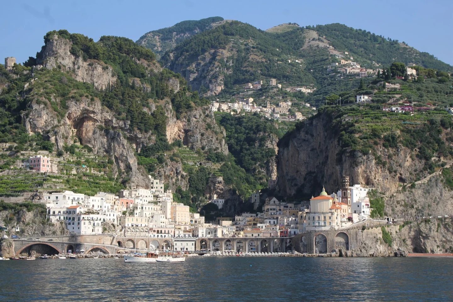 Vista de un pueblo costero italiano para ilustrar "dove andare a giugno in Italia" en un artículo sobre destinos de junio.