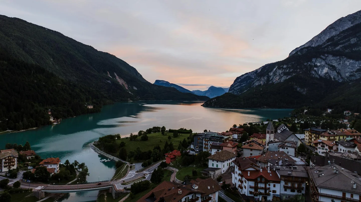 Vista aérea del lago Iseo en Italia para ilustrar dove si trova il lago iseo en su ubicación entre montañas y pueblos.