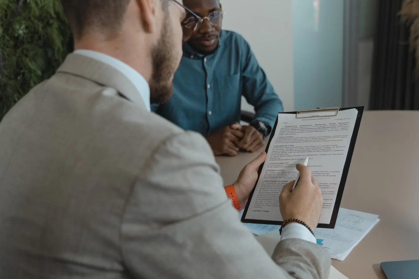 Persona revisando documentos en una entrevista relacionada con domande da fare prima di accettare un lavoro stagionale.