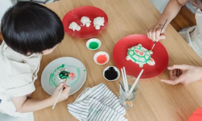 Niños haciendo manualidades con masa en casa para ilustrar come fare la pasta di sale