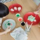 Niños haciendo manualidades con masa en casa para ilustrar come fare la pasta di sale