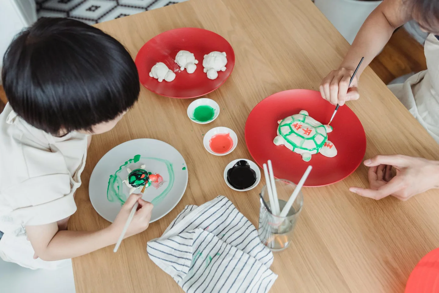Niños haciendo manualidades con masa en casa para ilustrar come fare la pasta di sale