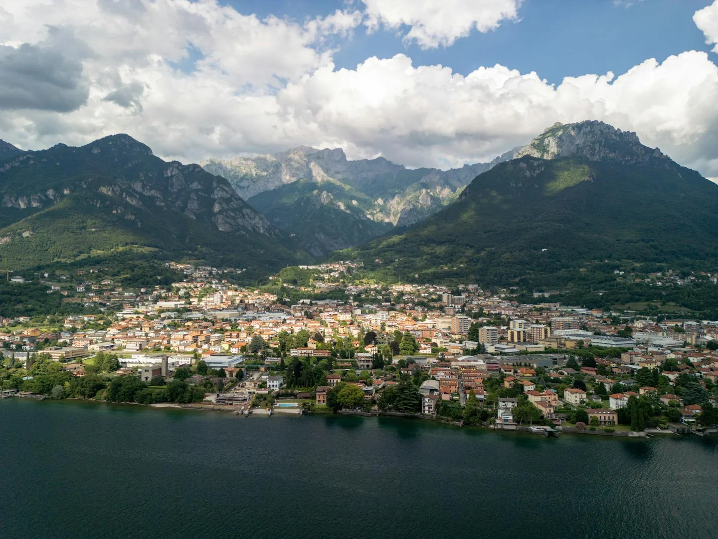 Vista aérea del Lago de Como para ilustrar el artículo dove si trova il lago di como