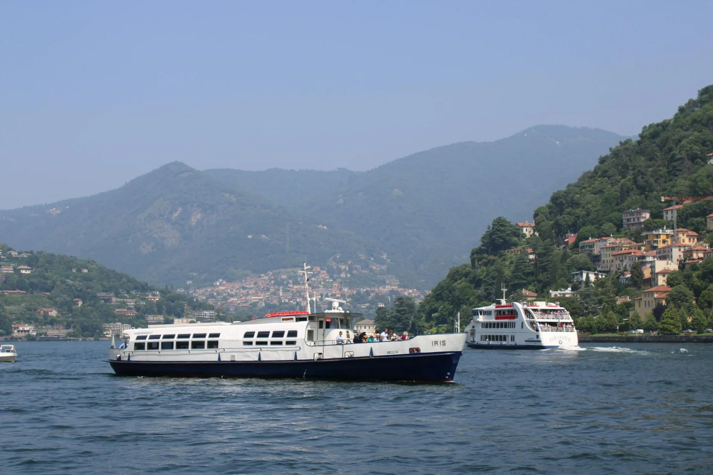 Ferry en el lago di garda cosa vedere in 1 giorno, ideal para ilustrar el recorrido entre pueblos y spondes del lago.