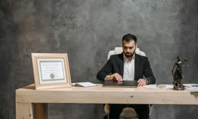 Documentos sobre una investigación penal relacionados con "dopo quanto arriva una denuncia a casa" y la revisión de un caso por un abogado en el despacho