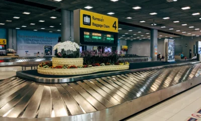 Persona revisando una maleta perdida en el aeropuerto para ilustrar che fare se si perde il bagaglio in aeroporto