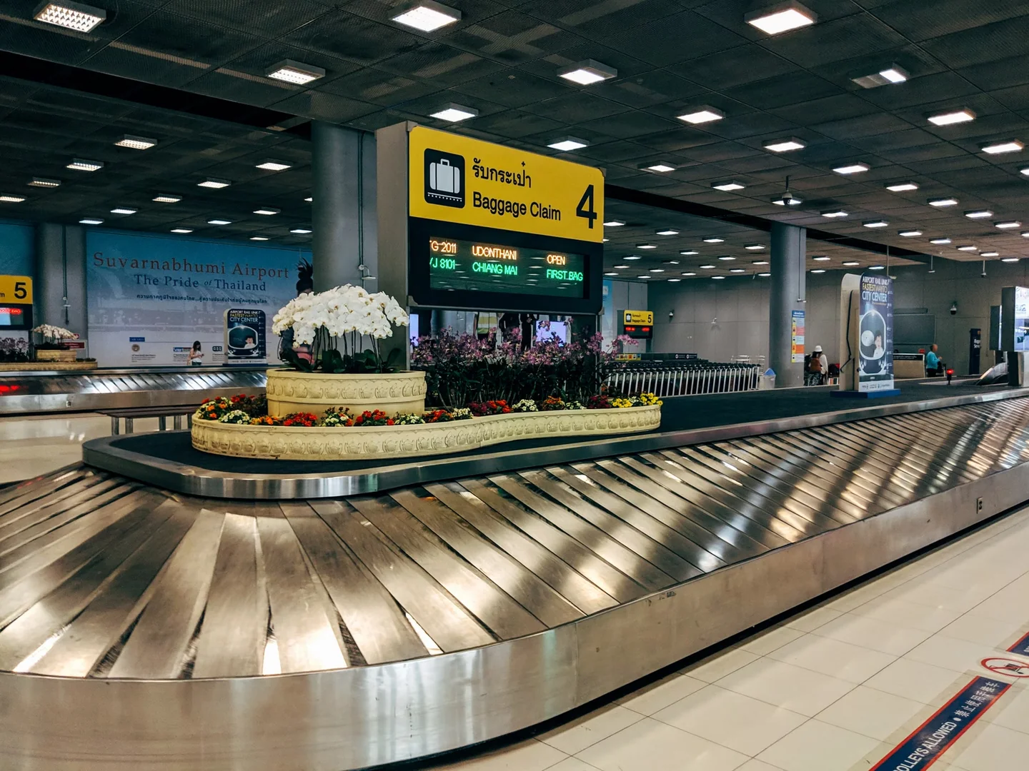 Persona revisando una maleta perdida en el aeropuerto para ilustrar che fare se si perde il bagaglio in aeroporto