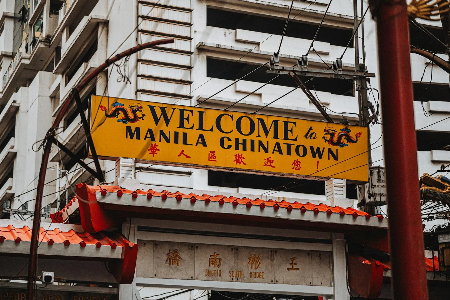 Foto de una calle de Manila para ilustrar che lingua si parla nelle filippine en un contexto urbano y cotidiano.