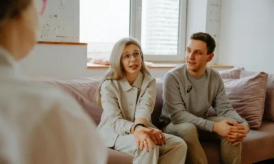 Pareja casada hablando en un ambiente íntimo, ideal para ilustrar quali sono gli atti impuri nel matrimonio.