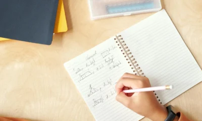 Notebook con fórmulas matemáticas para ilustrar el artículo sobre quale è il processo inverso del fattoriale