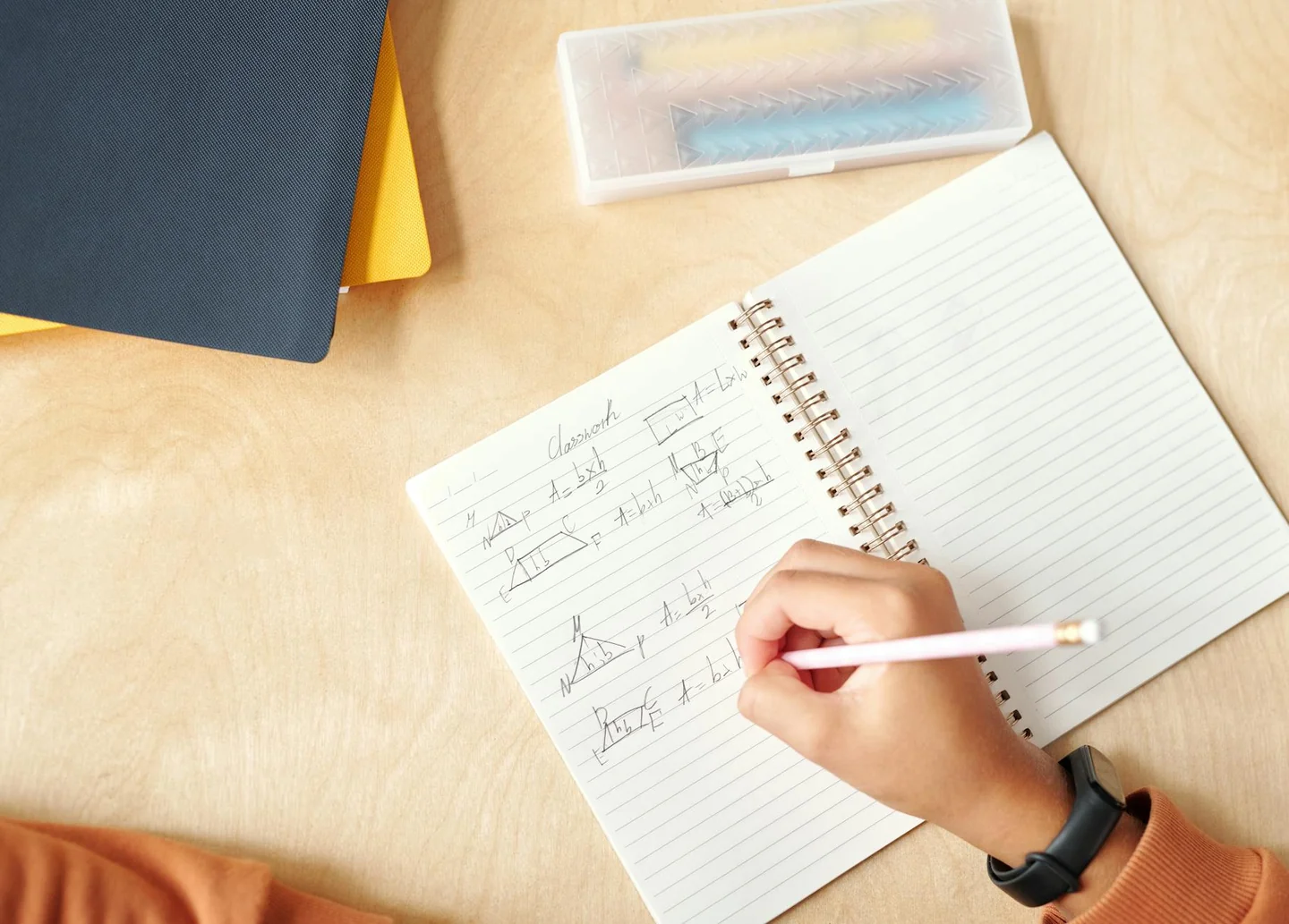 Notebook con fórmulas matemáticas para ilustrar el artículo sobre quale è il processo inverso del fattoriale