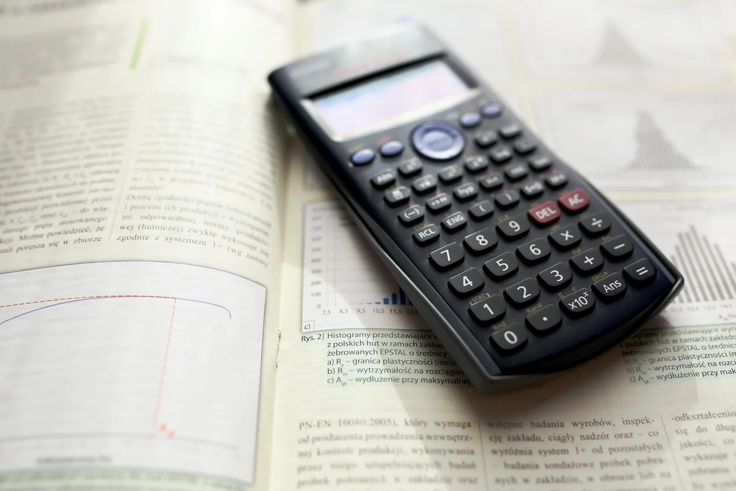 Estudiante de matemáticas analizando un gráfico para entender quando una funzione è pari o dispari.