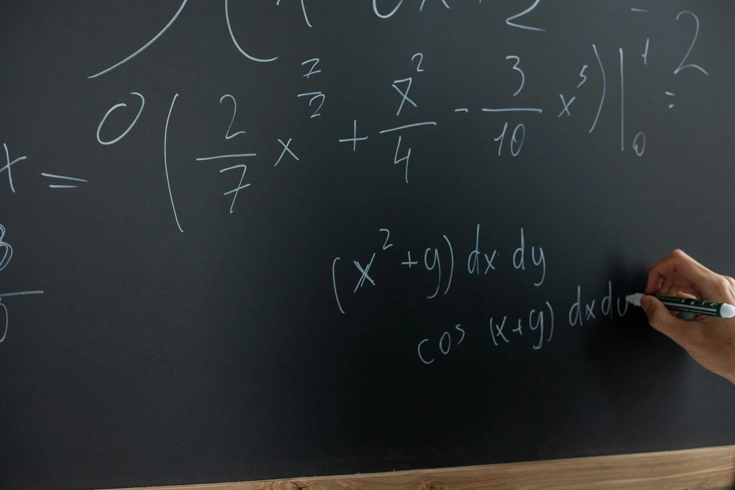 Profesor de matemáticas escribiendo una explicación sobre quali sono le proprietà delle potenze en la pizarra