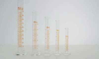Imagen de un recipiente o cilindro siendo medido, útil para ilustrar come si calcola il volume di un cilindro en un contexto práctico.