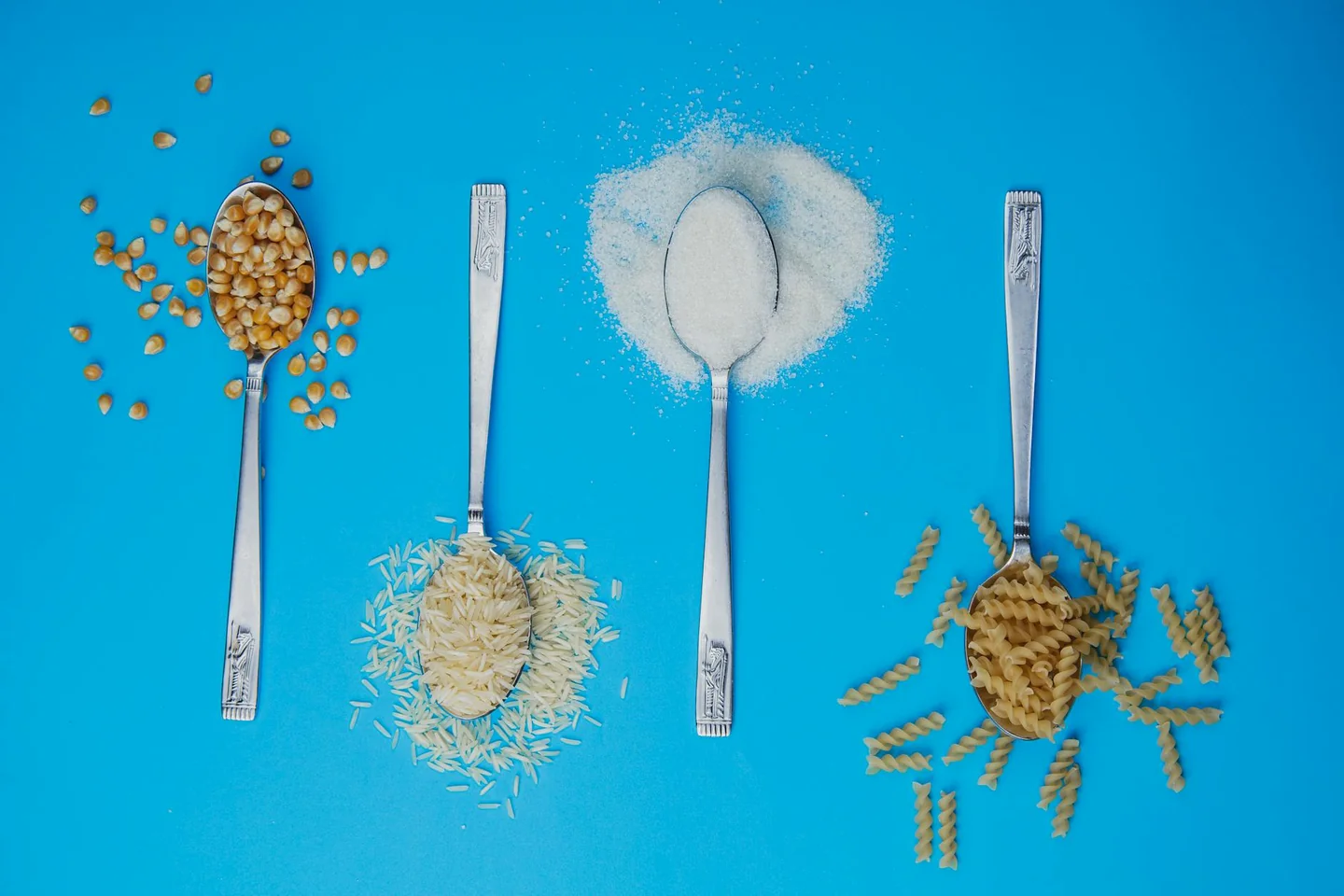 Persona midiendo pasta en seco para ilustrar "quanti grammi di pasta per 2 persone" en una cocina doméstica