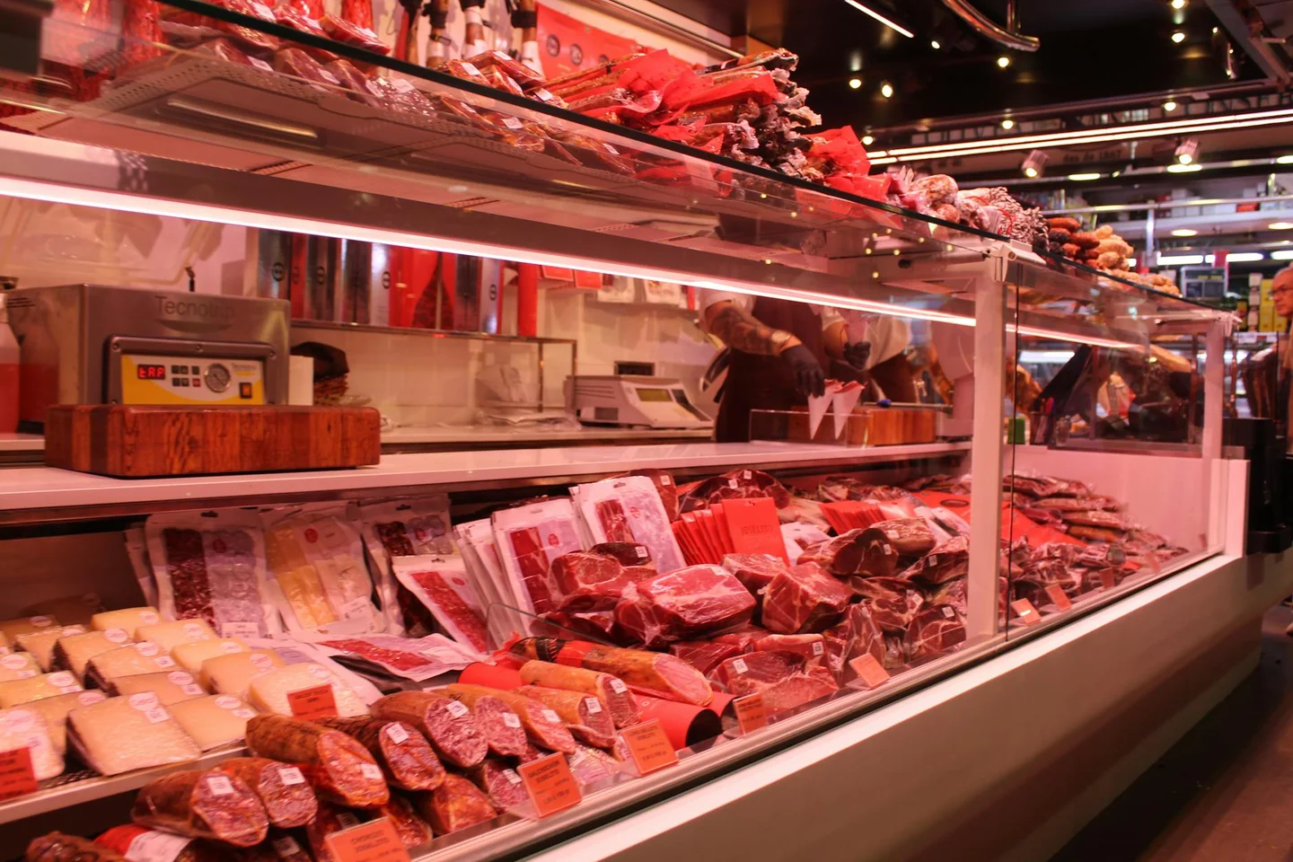 Imagen ilustrativa para "quanto dura la carne in freezer" con carne almacenada en el congelador para explicar tiempos de conservación y calidad.