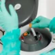 Paciente en un laboratorio de análisis con el contexto de si puo bere acqua prima di esami sangue, preparado para un prelievo de sangre