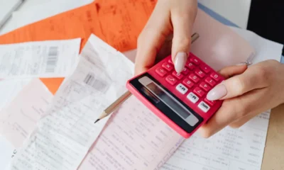 Persona revisando recibos médicos y una calculadora para entender quanto si recupera dalle spese mediche nel 730