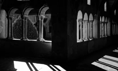 Fotografía de un claustro de monasterio medieval relacionada con dove è stato girato il nome della rosa.