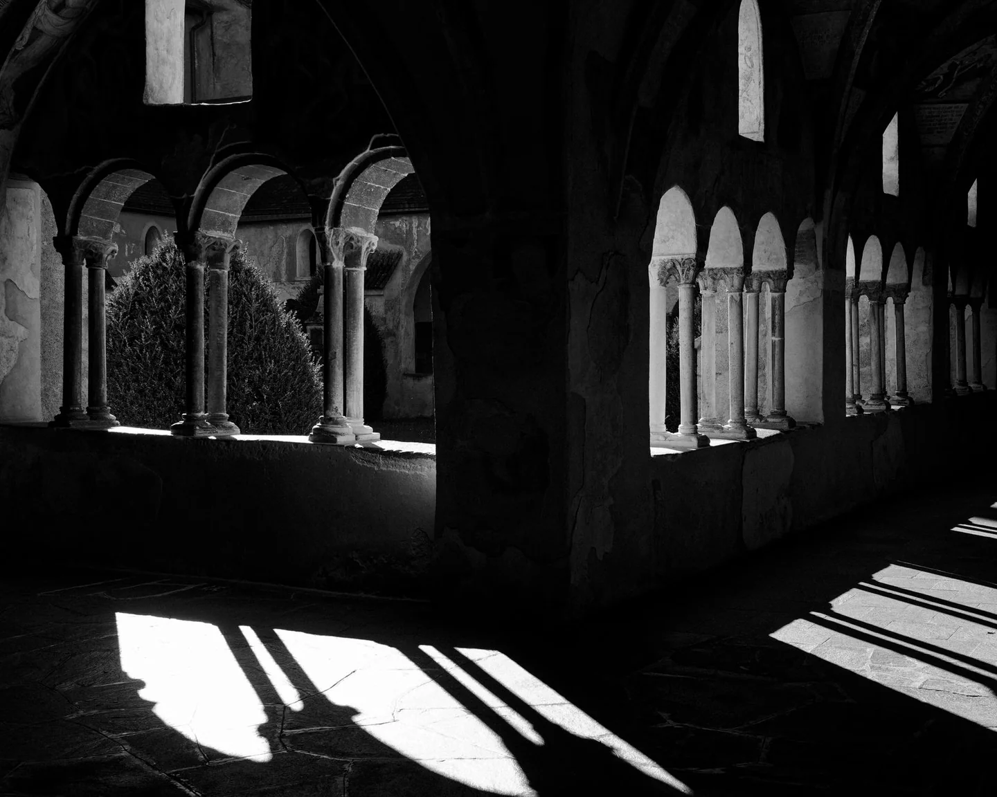 Fotografía de un claustro de monasterio medieval relacionada con dove è stato girato il nome della rosa.