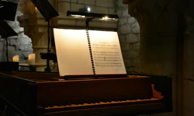 Manuscrito medieval sobre chi ha inventato le note musicali, con notación antigua y páginas de pergamino
