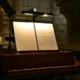 Manuscrito medieval sobre chi ha inventato le note musicali, con notación antigua y páginas de pergamino