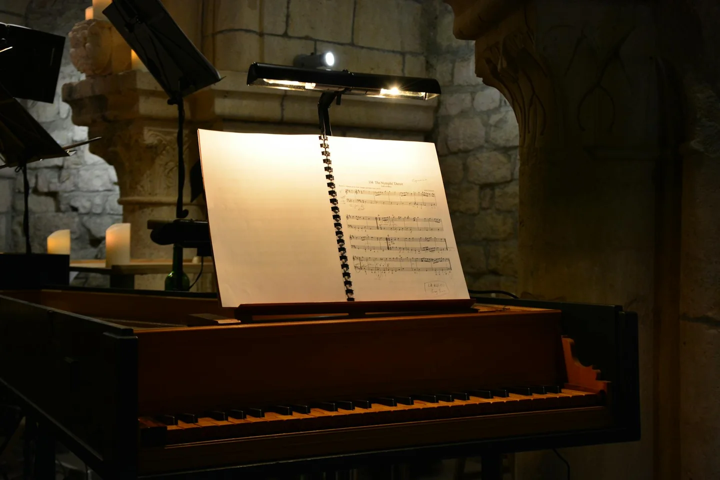 Manuscrito medieval sobre chi ha inventato le note musicali, con notación antigua y páginas de pergamino