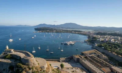 Vista de un puerto mediterráneo para ilustrar "dove si trova l isola di ventotene" en un artículo sobre la ubicación y el paisaje de Ventotene.