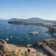 Vista de un puerto mediterráneo para ilustrar "dove si trova l isola di ventotene" en un artículo sobre la ubicación y el paisaje de Ventotene.