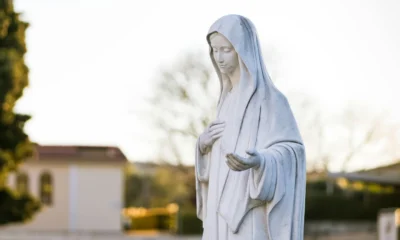 Fotografía de Medjugorje con una iglesia de peregrinación para ilustrar dove si trova la madonna medjugorje
