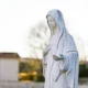 Fotografía de Medjugorje con una iglesia de peregrinación para ilustrar dove si trova la madonna medjugorje