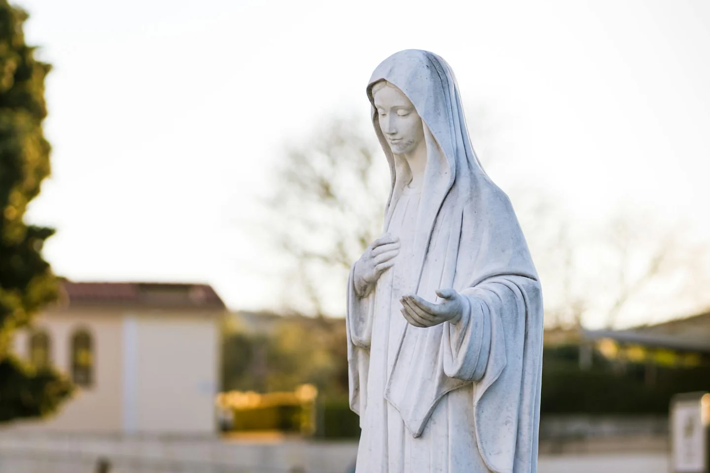 Fotografía de Medjugorje con una iglesia de peregrinación para ilustrar dove si trova la madonna medjugorje