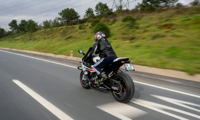 Foto de una motocicleta en autopista para ilustrar "si puo andare in autostrada col 125" y las reglas de acceso con un 125