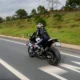 Foto de una motocicleta en autopista para ilustrar "si puo andare in autostrada col 125" y las reglas de acceso con un 125