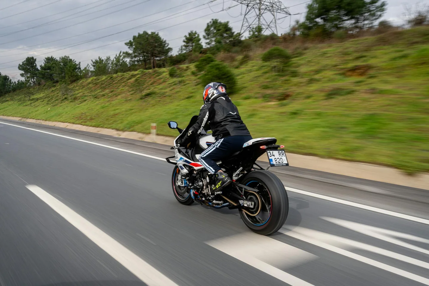 Foto de una motocicleta en autopista para ilustrar "si puo andare in autostrada col 125" y las reglas de acceso con un 125