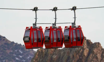 Vista de una mountain cable car relacionada con dove si trova il monte faito para ilustrar el acceso panorámico a la montaña