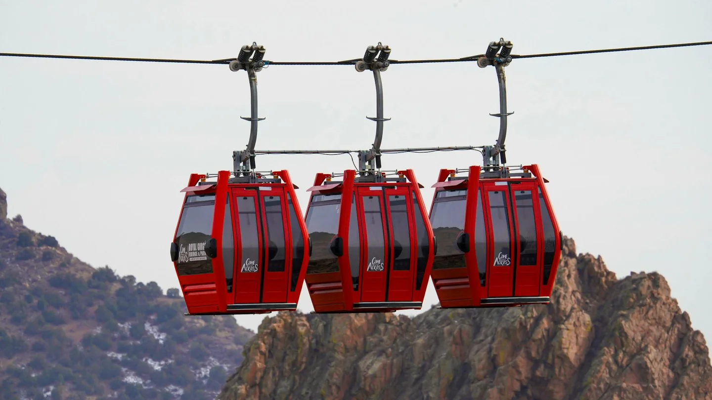 Vista de una mountain cable car relacionada con dove si trova il monte faito para ilustrar el acceso panorámico a la montaña
