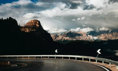 Curva de carretera de montaña sobre chi ha la precedenza in salita, ideal para ilustrar una estrechez real en pendiente.
