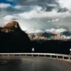 Curva de carretera de montaña sobre chi ha la precedenza in salita, ideal para ilustrar una estrechez real en pendiente.