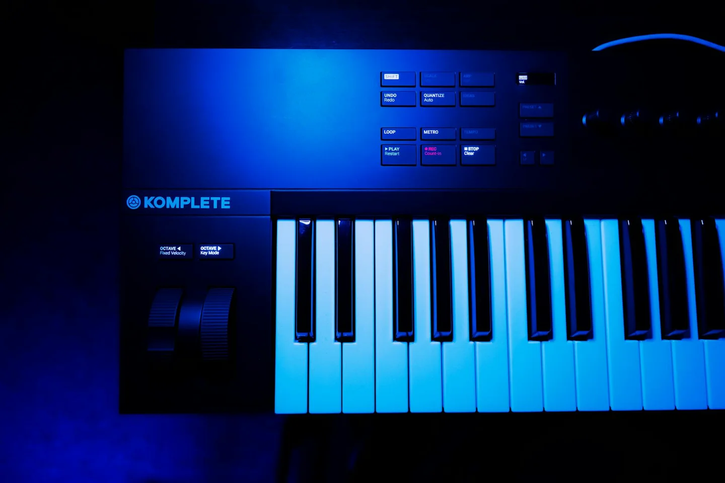 Equipo de estudio musical para ilustrar "cosa si intende con lab in musica" en un contexto de experimentación sonora y creación musical.