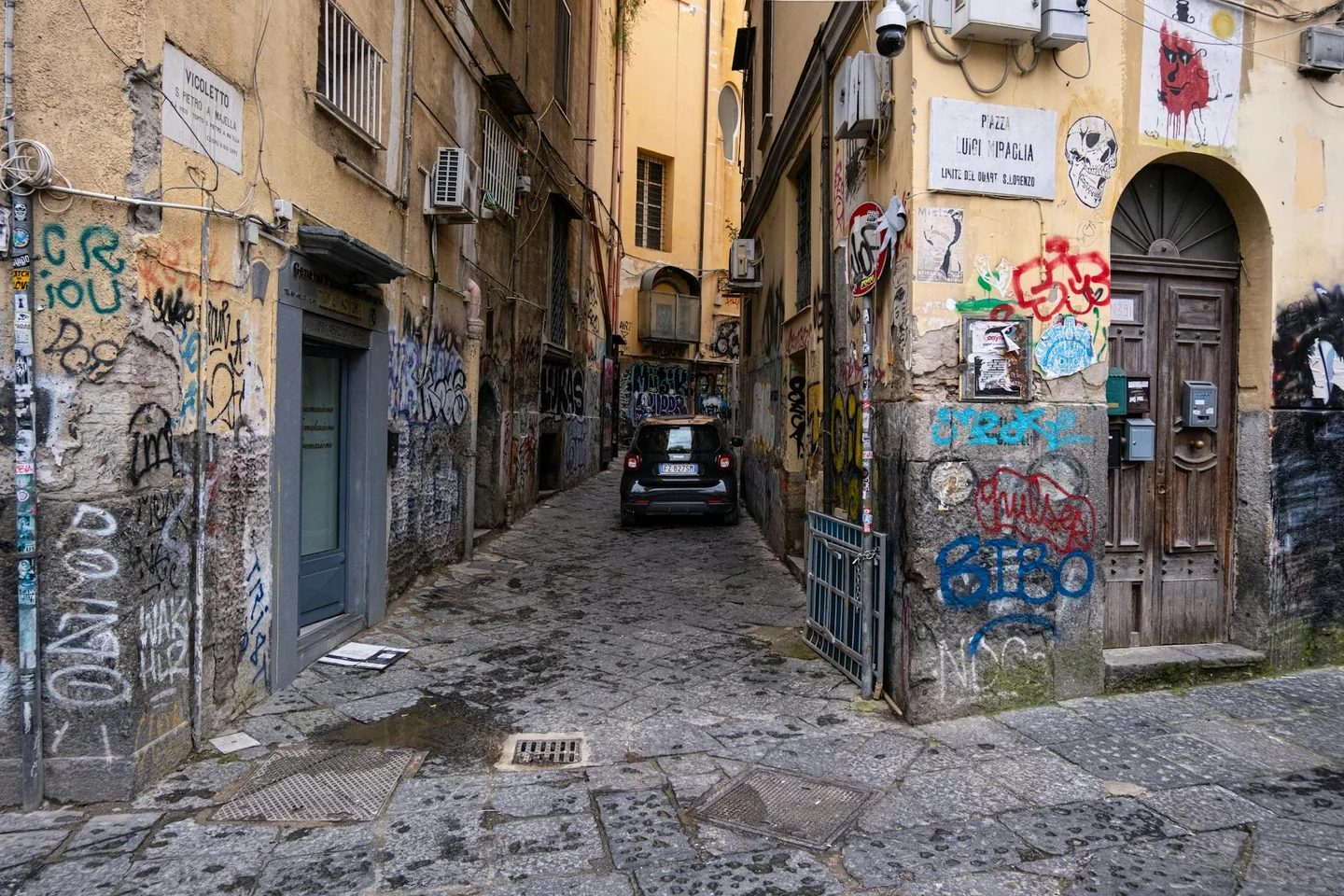 Street view of Naples evoking chi ha scritto o sole mio and the origins of the song