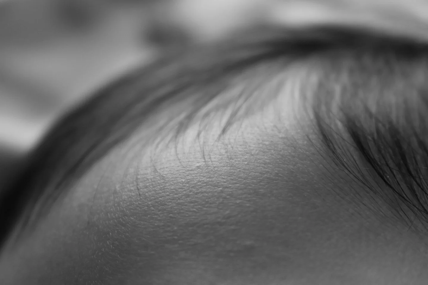 Imagen de newborn baby hair para ilustrar quando crescono i capelli ai neonati en un artículo sobre tiempos de crecimiento, caída inicial y cuidados del cuero cabelludo