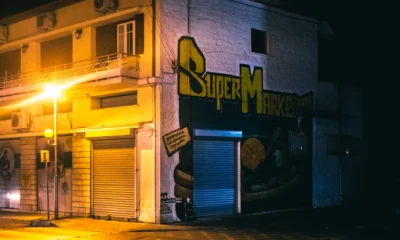 Señal de calle en Nicosia para ilustrar che lingua si parla a cipro en el contexto del bilingüismo de la isla
